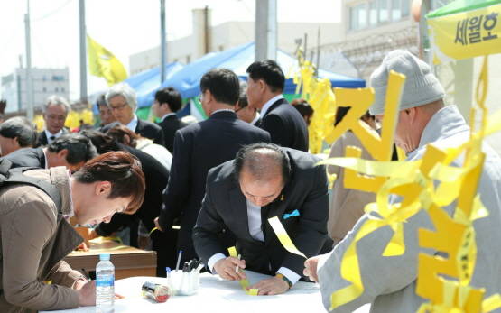 장휘국 광주시교육감은 12일 목포 신항을 방문, 노란 리본에 추모의 글을 남기고 있다. ⓒ광주시교육청
