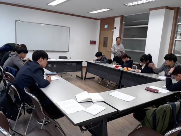 지난 11일 휴먼에이드 소속 감수코치가 호산나대학을 방문해 쉬운 뉴스 만들기 감수활동을 진행하고 있다. = 안유신 기자