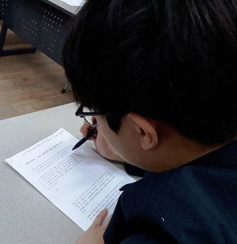 지난 11일 호산나대학 소속 발달장애인 대학생 감수위원이 기사 감수 활동을 하고 있는 모습. = 안유신 기자