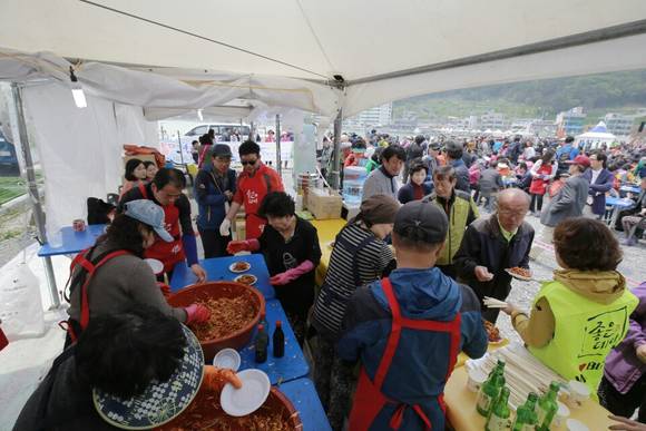지난해 개최 된 축제를 찾은 관광객들이 주최측에서 무료로 제공하는 멸치회무침을 시식하고 있다. ⓒ기장군