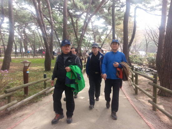 백경현 시장이 기획홍보담당관 등 주요 간부공무원과 함께 현답행정 로드체킹후 서울 북한산 둘레길을 걷고 있다. ⓒ 구리시