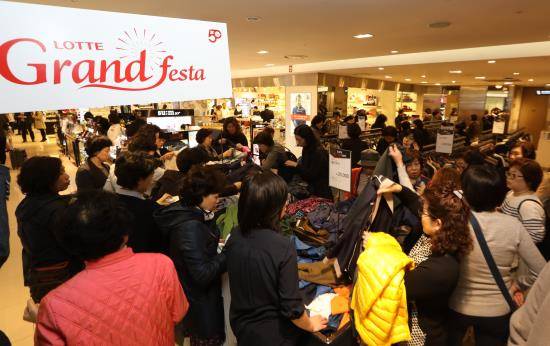 롯데백화점 봄 정기세일 행사장. ⓒ 롯데백화점