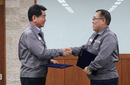 이한섭 금호타이어 사장(왼쪽)과 황경순 2노조 위원장(오른쪽)은 13일 오후 광주공장에서2노조(금호타이어 노동조합)와 2016년 단체교섭을 마무리 짓고 조인식 행사를 가졌다. ⓒ금호타이어