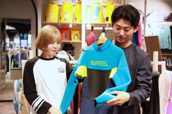 5월 황금연휴를 앞두고 신세계센텀시티 몰 지하2층 배럴 매장에서 고객이 래쉬가드와 스킨스쿠버 수트를 둘러보고 있다. ⓒ 신세계 센텀시티