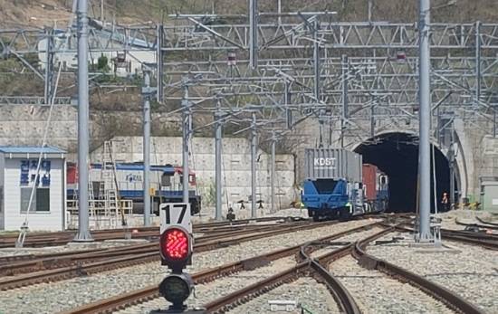 이단적재 화차가 터널을 통과하고 있다. ⓒ 프라임경제