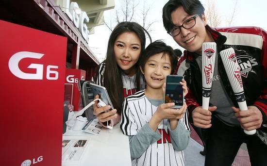 G5 실패를 극복하기 위해 전사적 역량을 집중해 만든 LG G6는 삼성전자 '갤럭시S8' 공개 전후로 급격한 하락세를 보이고 있다. 사진은 잠실 야구장에 마련한 G6 체험존. ⓒ LG전자