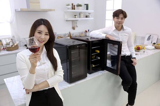 LG전자가 최대 8병까지 보관할 수 있는 가정용 와인셀러를 출시했다. ⓒ LG전자