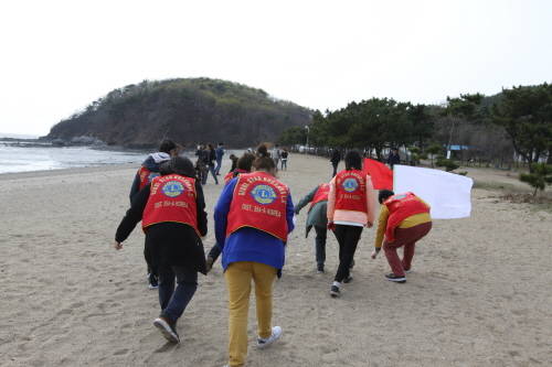 스타호산나라이온스클럽 회원들과 발달장애인들이 장봉도 해변 쓰레기를 줍고 있는 모습. ⓒ 프라임경제