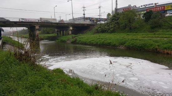광주 광산구 하남3교 밑 제2배수관문에서 거품 유발물질됐다. ⓒ광주광역시