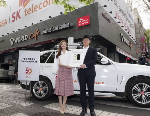 18일 김연아 전 피겨스케이팅 국가대표와 1호 개통자 김영범씨가 SK텔레콤의 커넥티드카 'T5' 앞에서 '갤럭시S8'을 들고 기념촬영하고 있다. ⓒ SK텔레콤