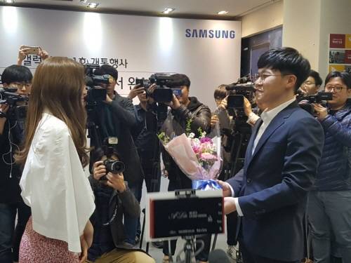 김영범씨가 김연아씨로부터 1호 개통자 축하 꽃다발을 받고 있다. ⓒ 프라임경제