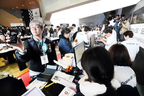 갤럭시S8, S8 플러스 사전 예약 고객들이 광화문 KT스퀘어에서 순차적으로 개통하고 있다. ⓒ KT