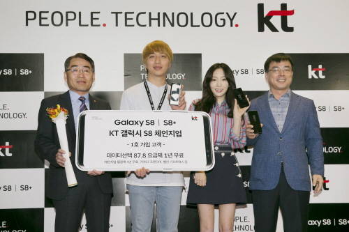KT 갤럭시S8 1호 가입자인 경기도 성남에서 온 김효진씨(왼쪽 두번째)가 편명범 KT Customer부문 영업본부장(왼쪽 첫번째), 소녀시대 태연(왼쪽 세번째), 이선영 삼성전자 모바일영업2그룹장(왼쪽 네번째)와 함께 갤럭시S8 개통을 축하하며 기념 사진 촬영을 하고 있다. ⓒ KT