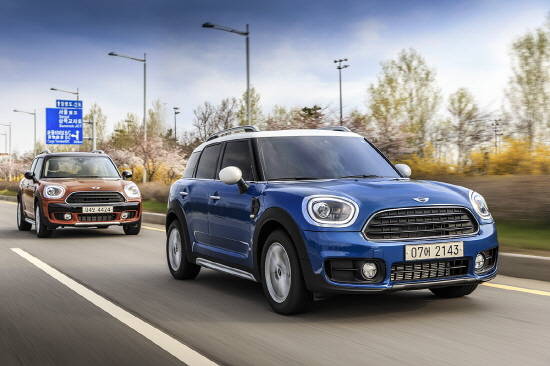 기존 원형에서 각진 디자인으로 바뀐 헤드라이트가 전면 공기 흡입구와 함께 강렬한 인상을 완성한 2세대 컨트리맨은 다부진 몸집을 가진 남성의 강인한 이미지를 구현했다. ⓒ MINI