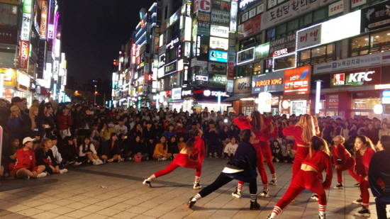 서현역 로데오거리에서 열린 토요예술제 때 댄스 동아리공연(자료사진). ⓒ 성남시