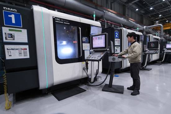 삼성전자 정밀금형개발센터에서 초정밀 가공 밀링기를 통해 금형 부품을 가공하는 모습. ⓒ 삼성전자