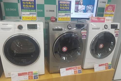 한 판매점에 비치된 삼성전자 전기건조기(왼쪽)와 LG전자 전기건조기(가운데, 오른쪽). ⓒ 프라임경제