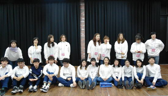 나사렛대학교 뮤지컬 극단 '라하프' 사람들이 공연 후에 기념으로 사진을 찍고 있는 모습. ⓒ 프라임경제