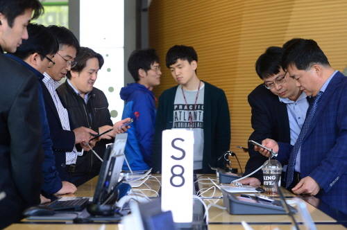 삼성전자의 갤럭시S8, 갤럭시S8플러스 예약개통 둘째 날인 19일 오후 서울 종로구 KT올레 스퀘어에서 고객들이 갤럭시 S8 시리즈를 살펴보고 있다. ⓒ 뉴스1