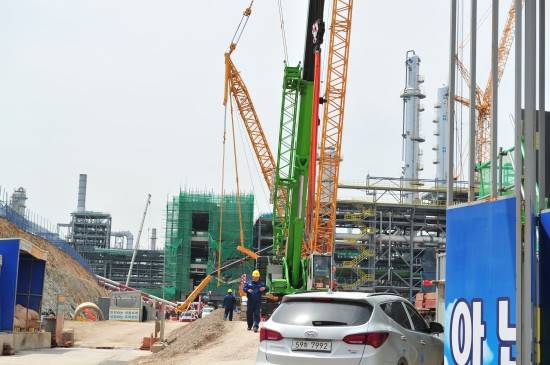 21일 에쓰오일 울산공장 공사 현장에서 크레인이 넘어지면서 폭발 및 화재 사고가 발생했다. ⓒ 뉴스1