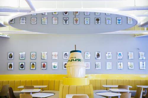 옐로우 카페 제주점 내부 전경. ⓒ 빙그레