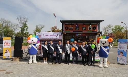 순천시선관위가 거리로 나와 유권자와 소통하는 거리공연을 하기전 기념사진을 찍었다 ⓒ 순천선관위