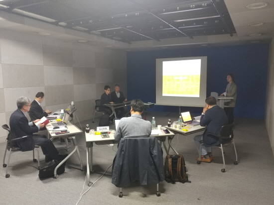 성남산업진흥재단이 MCN 전문기업 선발을 위해 4월13일 진행한 심사회에서 외부 심사위원들이 평가를 진행하고 있다. ⓒ 성남산업진흥재단