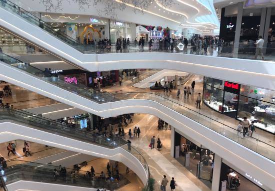 몰링 나들이를 위해 찾은 스타필드 하남에는 북적이는 사람들 사이로 목줄을 찬 강아지들이 눈길을 끌었다. = 백유진 기자