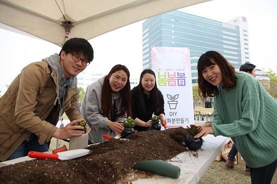 LG디스플레이 직원들이 '봄봄봄-느껴봄' 행사에 참석해 나만의 봄꽃 화분 만들기를 하고 있다. ⓒ LG디스플레이