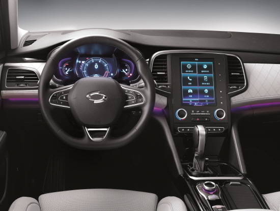 르노삼성 SM6는 최근 보다 높아지고 다양해진 국내 소비자 눈높이에 맞춰 운전자 감성까지 사로잡는 드라이빙 환경을 제공한다. ⓒ 르노삼성자동차