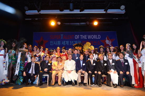 여주시가 6일 '2017 슈퍼탤런트 시즌8 패션위크 세계 전통의상 패션쇼'에 참가해 대외적으로 여주와 세종대왕을 알렸다. ⓒ 여주시