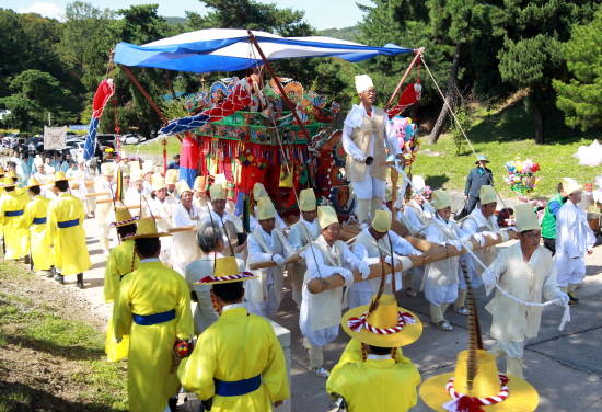 포은문화제의 중요 추모선양행사 가운데 하나인 천장행렬 장면. ⓒ 용인시