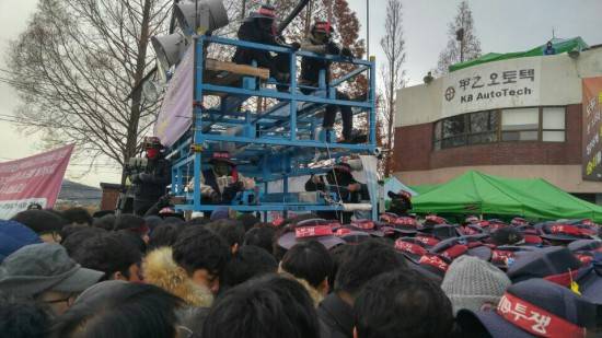 지난해 11월 갑을오토텍 정문에서 노조 조합원들과 출근을 하기 위한 관리직 사이 마찰이 발생한 모습. ⓒ 갑을오토텍