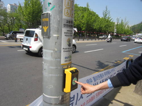 안전보행 버튼을 누르면 보행시간이 5~6초 증가한다. ⓒ 군포시