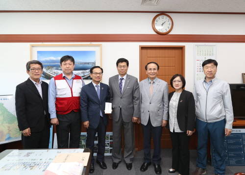 강릉시청을 방문해 지원금을 전달하고 기념촬영 중인 안양시 관계자들 모습. ⓒ 안양시