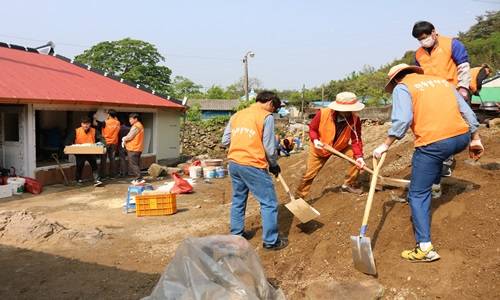 한화봉사단과 밥무부 법사랑 봉사단이 집을 수리하고 있다 ⓒ 한화케미칼