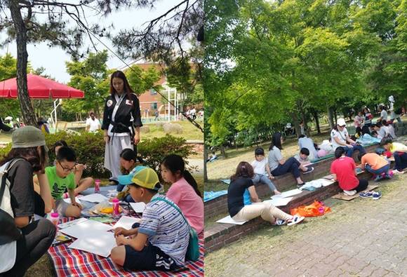 어린이들이 운남근린공원 여기저기에 자리를 잡고 그림을 그리고 있다. = 정운석 기자