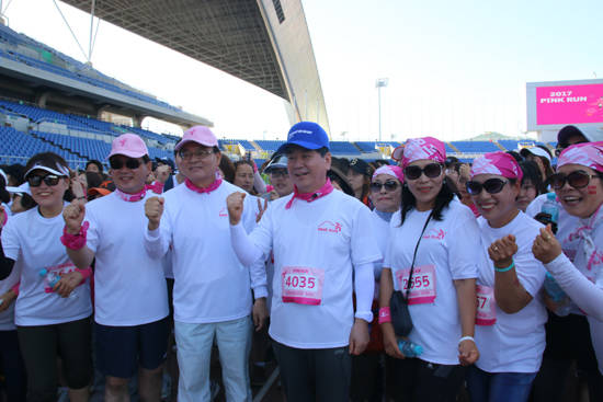 .이한섭 금호타이어 사장과 임직원 가족 및 광주시민들이 마라톤 출발 전 화이팅을 하고 있다. ⓒ금호타이어