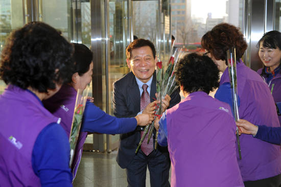 2015년 1월6일 오전 광주시청사 1층 시민홀 입구, 정규직으로 전환된 시청사 청소용역 근로자 30여명이 장미꽃 한 송이씩을 손에 들고 윤 시장을 맞았다. ⓒ 광주광역시