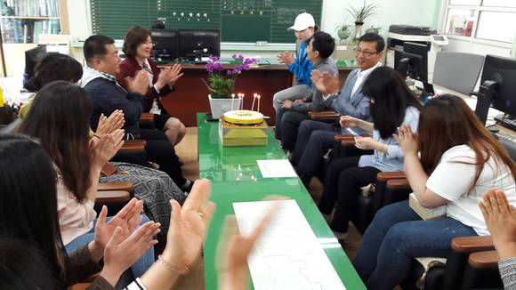 장흥교육지원청은 스승의 날을 맞아 일선 학교를 격려 방문했다. ⓒ 장흥교육지원청