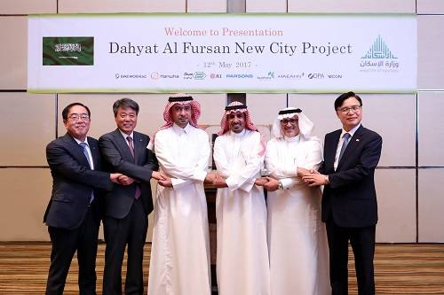 행사에 참석한 관계자들이 악수를 하고 있다(왼쪽부터 최광호 한화건설 사장, 박창민 대우건설 사장, 마제드 알 호가일 사우디 주택부 장관, 술라이만 SAPAC 회장, 압둘라흐만 사우디 주택부 자문, 권평오 주사우디 대사). ⓒ 대우건설