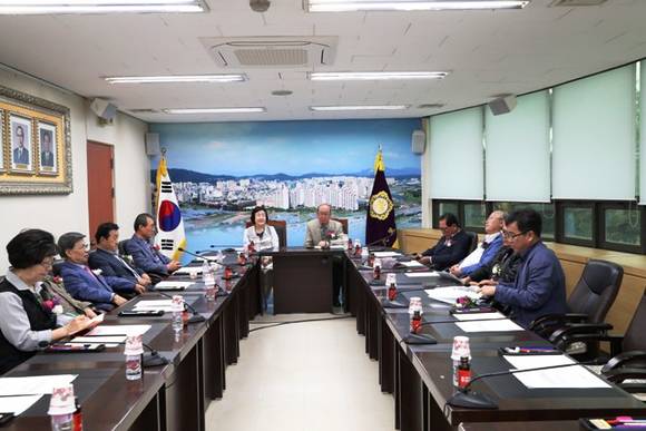 민경자 구리시의장이 지난 15일 의정동우회 회원들과 간담회를 실시하고 있다. ⓒ 구리시의회