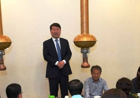 백경현 구리시장이 16일 조류인플루렌자 AI 및 구제역 재난안전대책본부 관계자들을 격려하고 있다. ⓒ 구리시