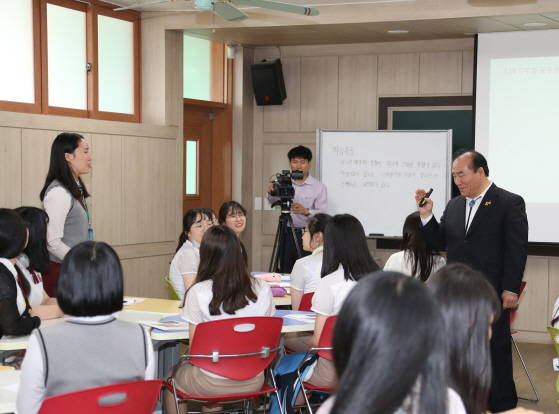 장휘국 광주시교육감은 지난 16일 전남여상에서 5.18계기수업을 실시했다. ⓒ광주시교육청