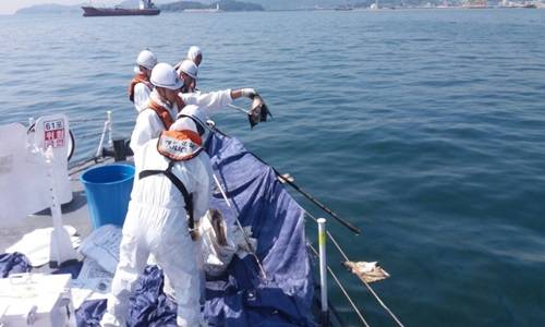 여수해경대원들이 흡착포등으로 오염방지작업을 하고있다 ⓒ여수해경