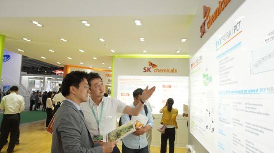 '차이나플라스 2017'에 참가한 SK케미칼 직원이 부스를 찾은 고객에게 PETG복합재 및 PCT소재에 대한 설명을 하고 있다. ⓒ SK이노베이션