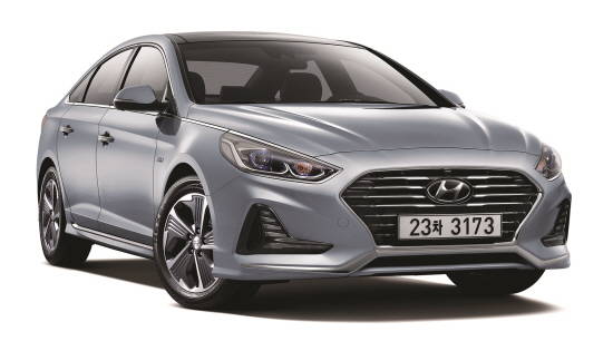 새롭게 출시된 쏘나타 라이즈 하이브리드는 기존 혁신적 디자인과 첨단 안전·편의 사양을 계승한 동시에 △배터리 성능 강화 △실연비 개선 △배터리 평생보장 서비스 등 강화된 상품성을 구현하면서 가격인상을 최소화했다. ⓒ 현대자동차