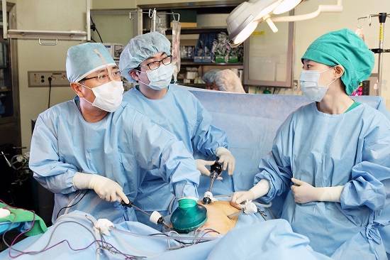 수술 중인 김광호 이대목동병원 위암·대장암협진센터장. ⓒ 이대목동병원