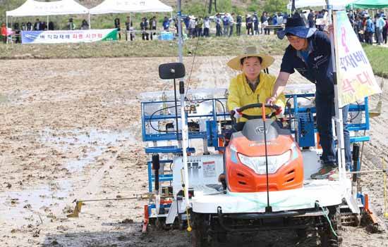구충곤 화순군수는 17일 춘양면 부곡리 단지에서 농업인 100여명이 함께한 가운데 벼 직파재배 파종을 시연했다. ⓒ화순군청