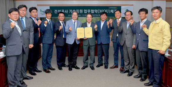 담양군과 한국건설관리공사는 지난 17일 공공시설물에 대한 기술자문 지원 등과 관련한 업무협약을 체결했다. ⓒ담양군